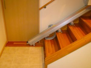 1階の手動式折りたたみレールと架台